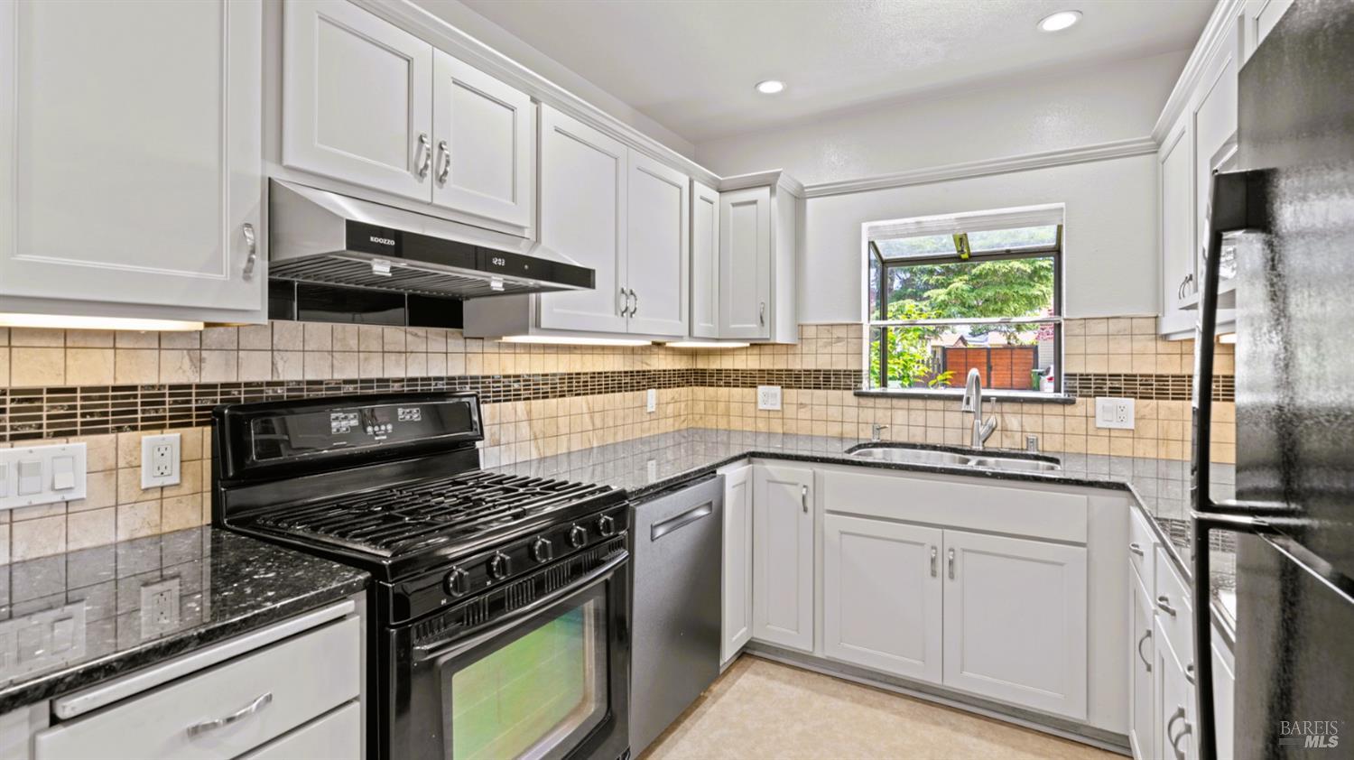 21451 Rizzo Avenue Castro Valley, CA 94546 - Photo 8 of 35