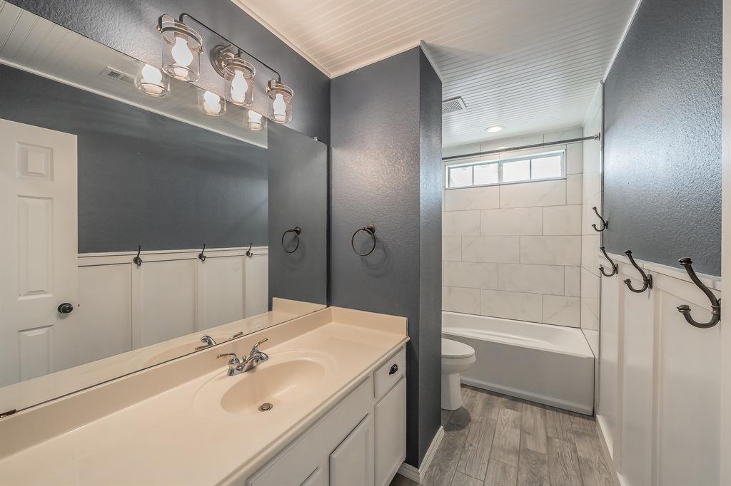 7305 Raintree Way Denton, TX 76210 - Photo 22 of 32 a bathroom with a sink a toilet and shower