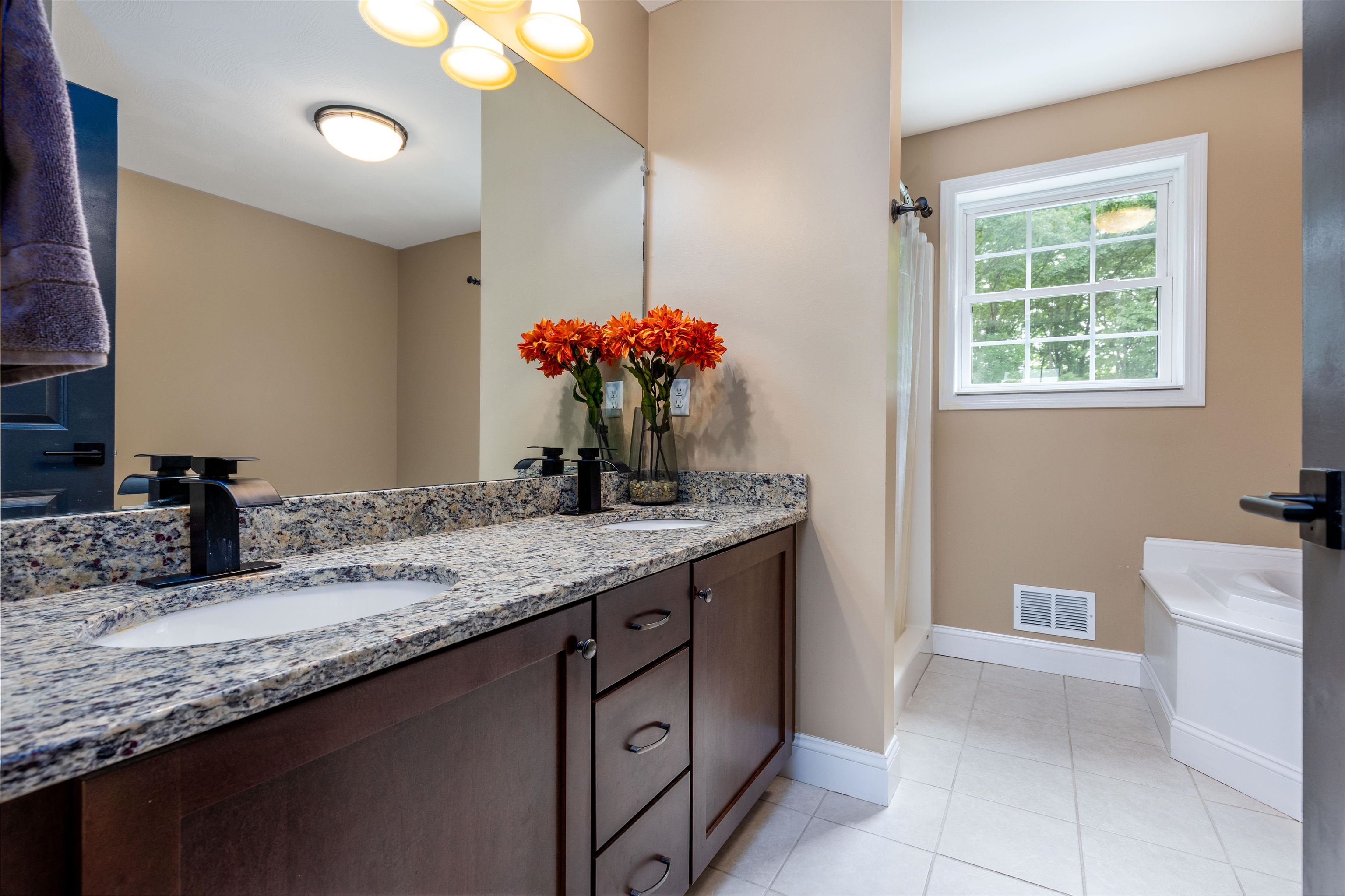 41 Deer Run Derry, NH 03038 - Photo 15 of 39