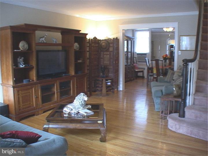 7547 Beverly Road Philadelphia, PA 19138 - Photo 3 of 23 Living Room