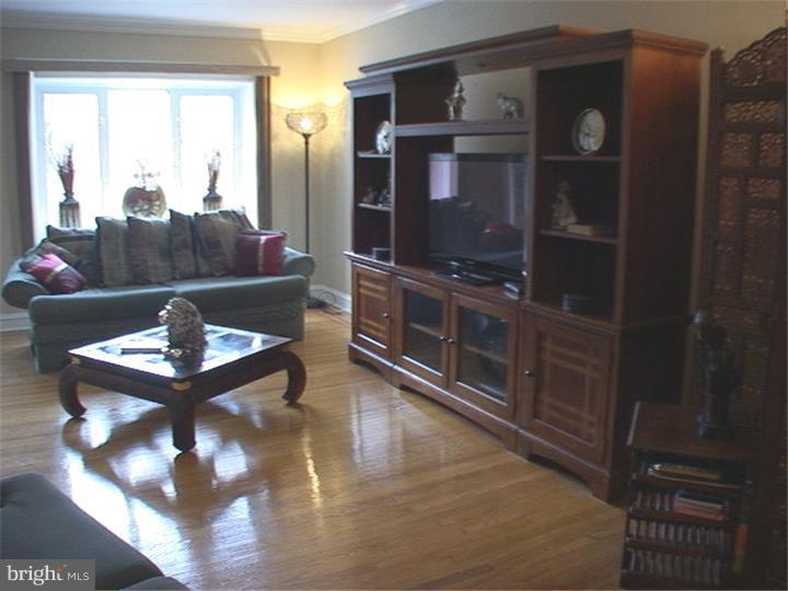 7547 Beverly Road Philadelphia, PA 19138 - Photo 4 of 23 Living Room