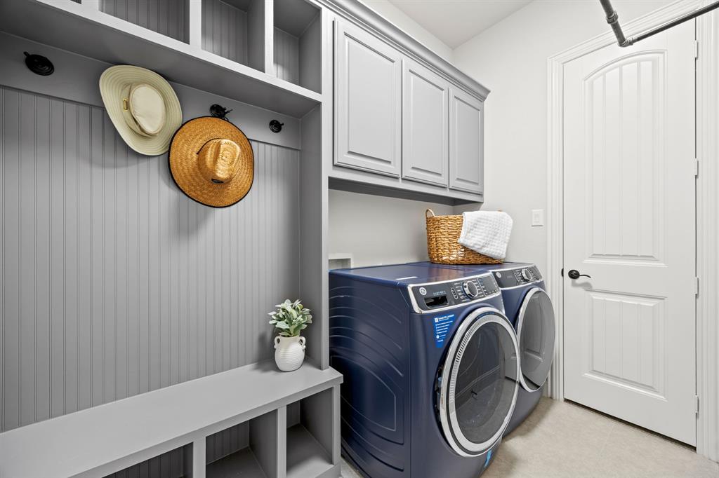 1109 Rendon Place Mansfield, TX 76063 - Photo 25 of 33 a view of a room with washer and dryer