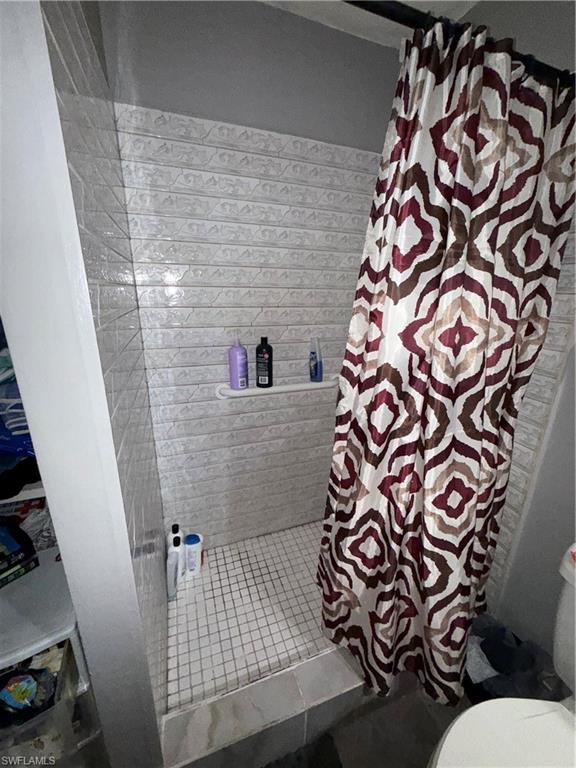 117 Robert Avenue Lehigh Acres, FL 33936 - Photo 10 of 20 Full bathroom featuring tiled shower and toilet