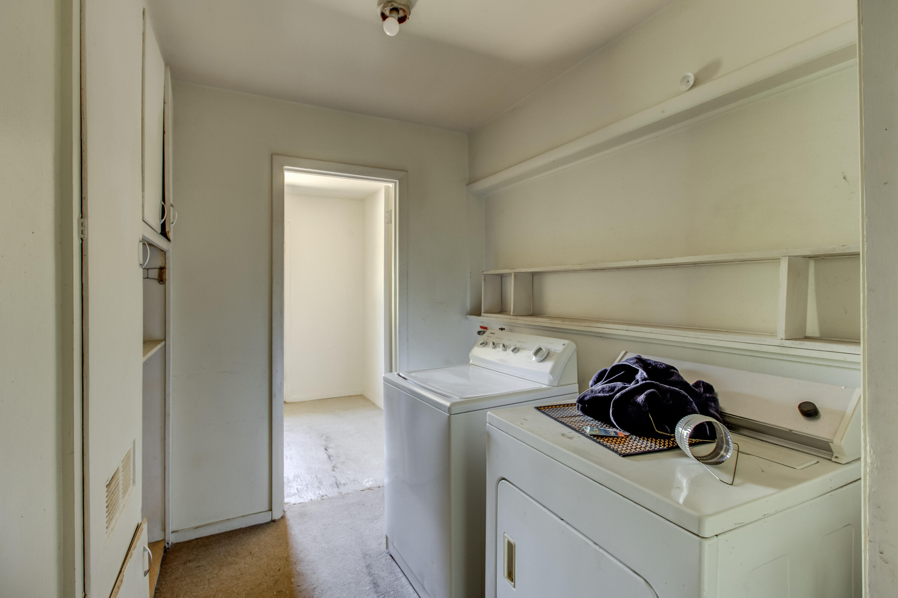 2940 North Bonnyview Road Redding, CA 96001 - Photo 15 of 27 Laundry Room