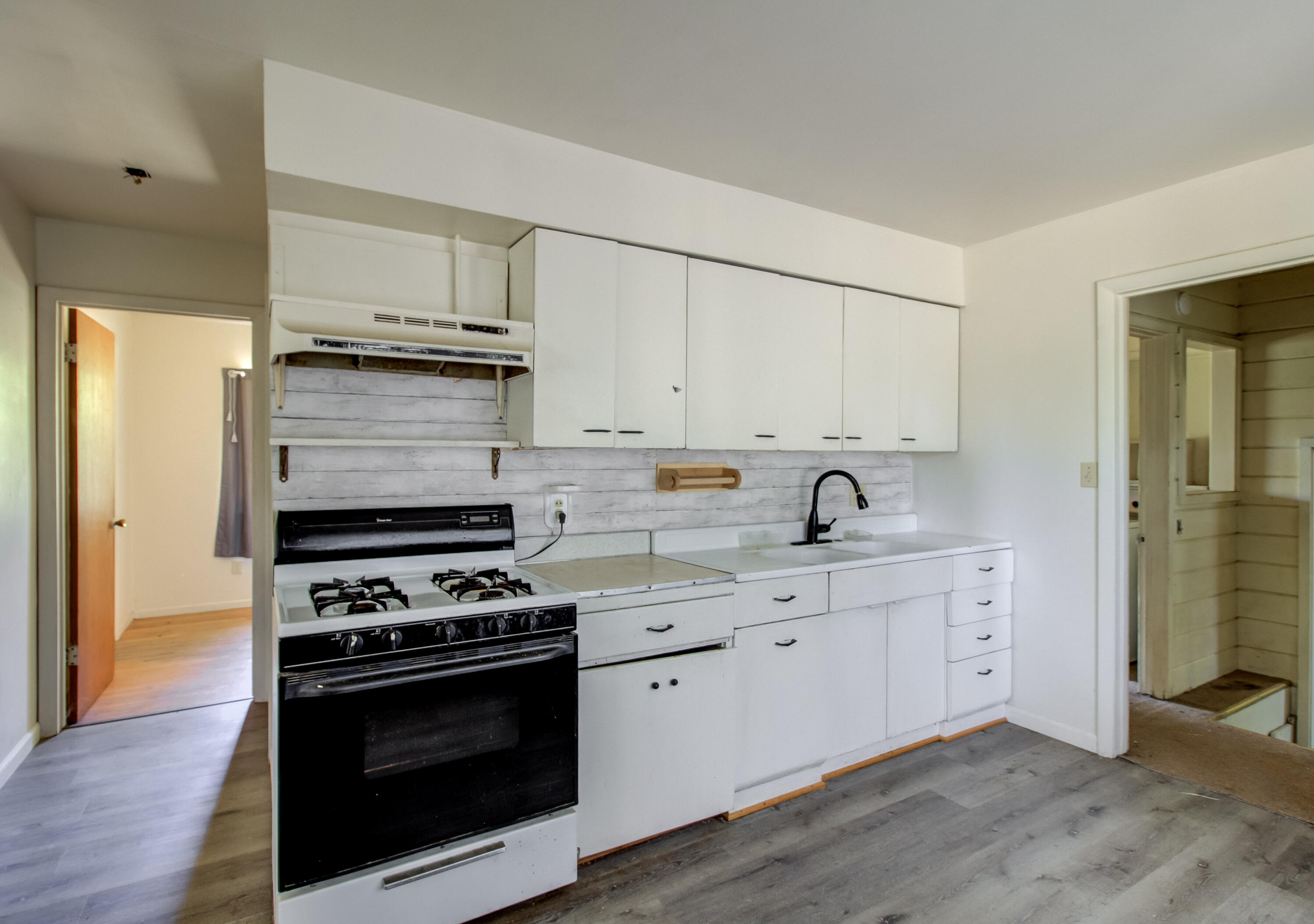 2940 North Bonnyview Road Redding, CA 96001 - Photo 6 of 27 Kitchen