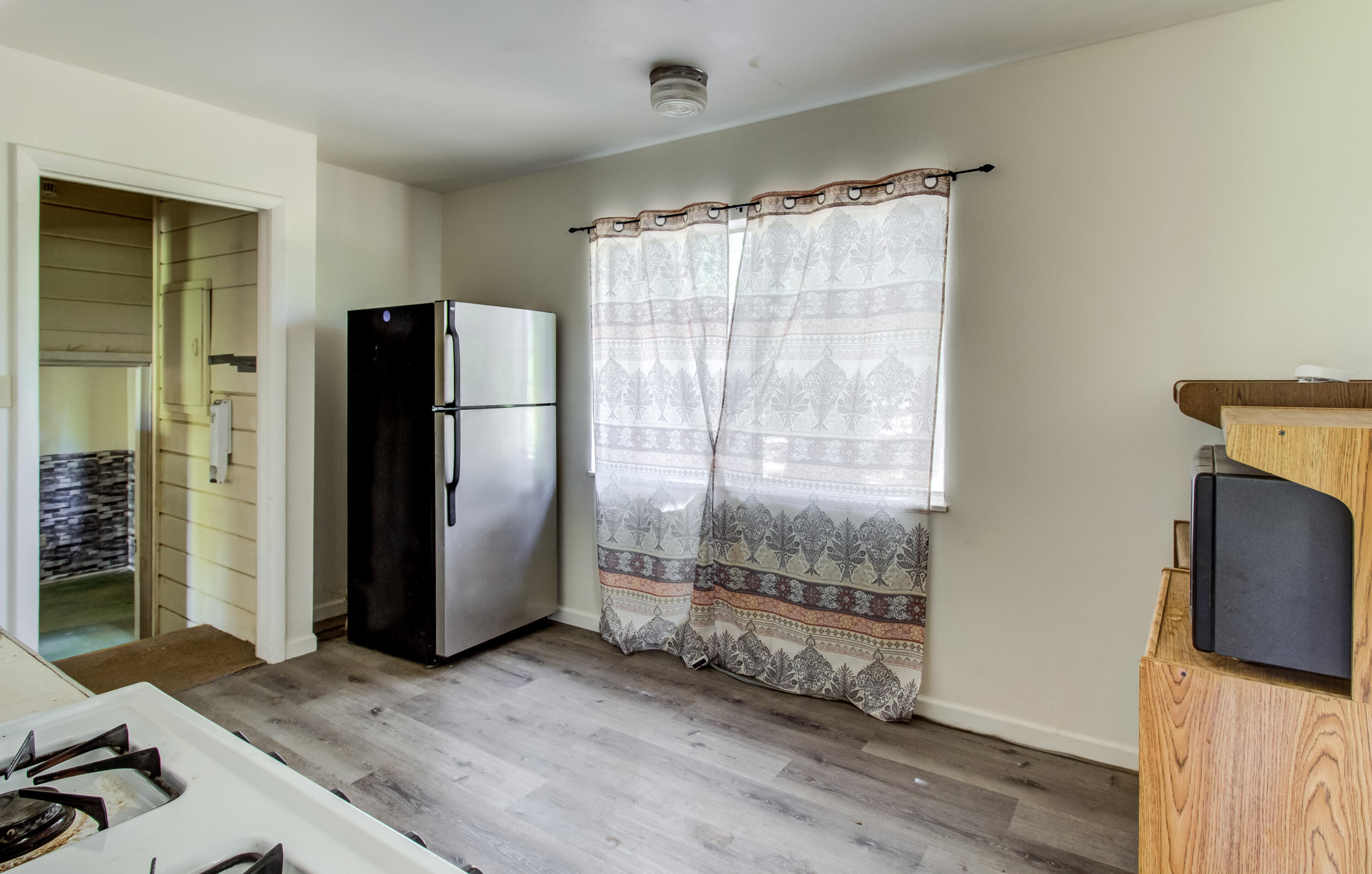 2940 North Bonnyview Road Redding, CA 96001 - Photo 7 of 27 Kitchen