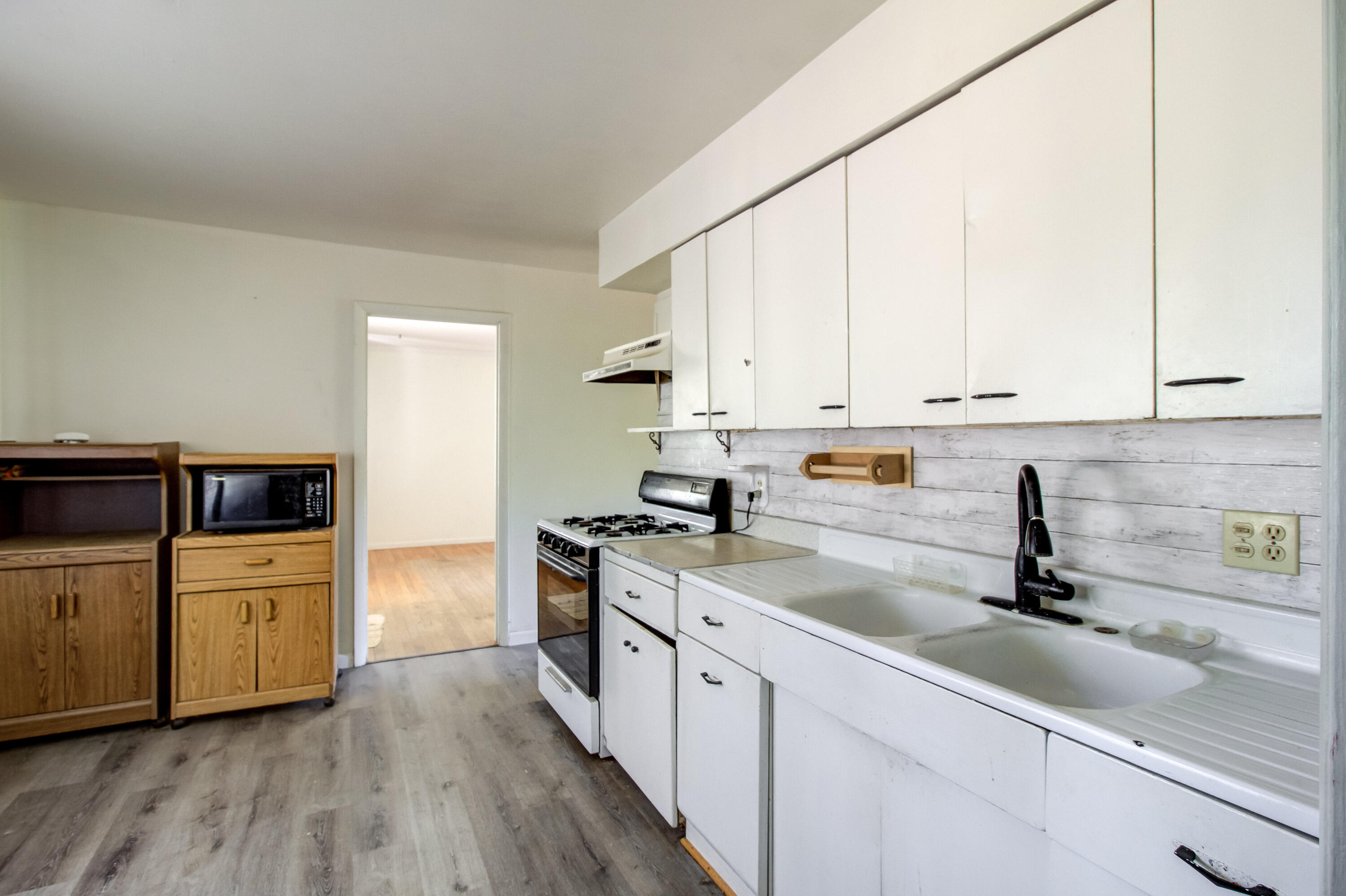 2940 North Bonnyview Road Redding, CA 96001 - Photo 8 of 27 Kitchen