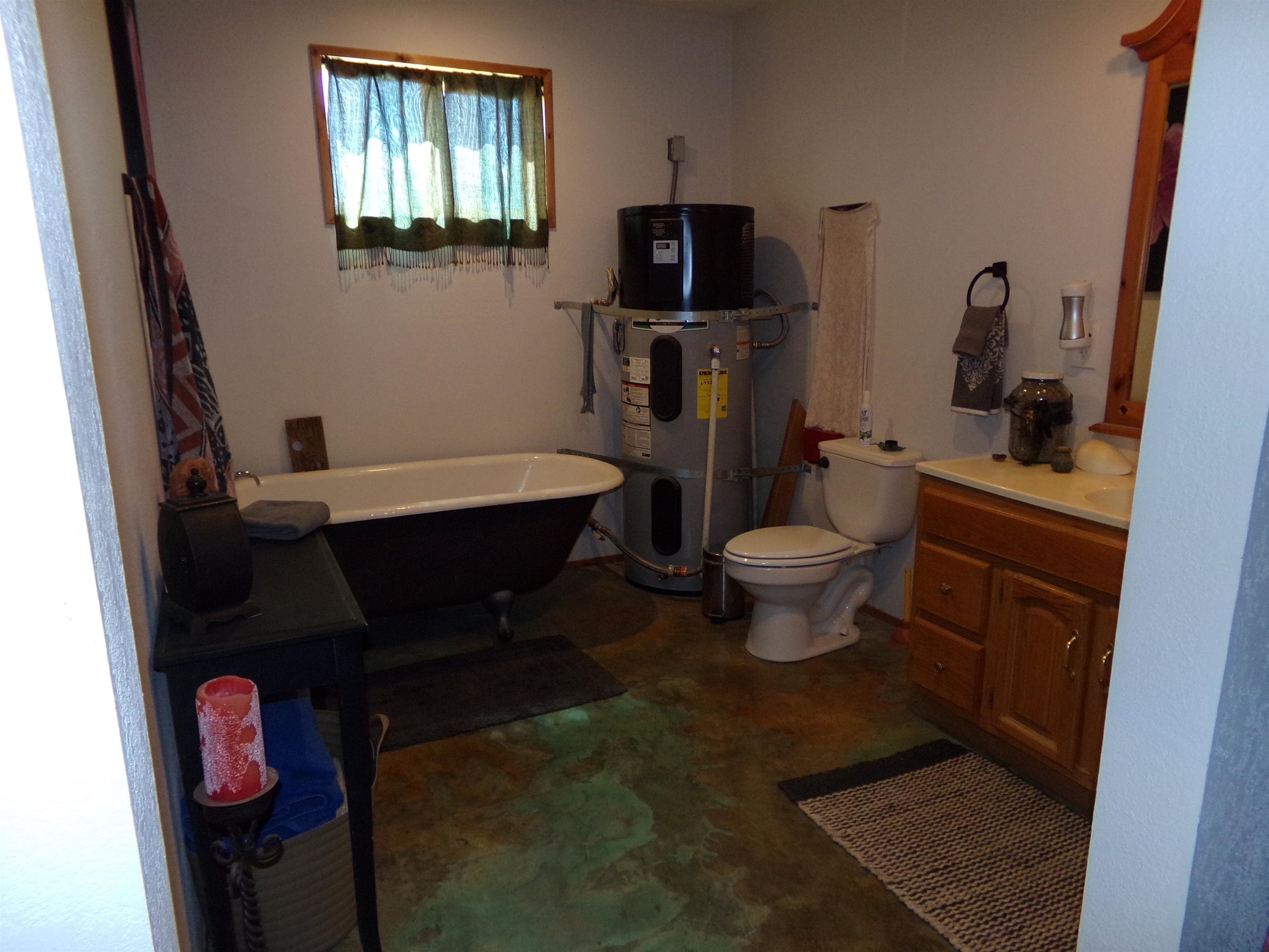 102 Wagon Road Hornbrook, CA 96044 - Photo 4 of 25 Gallery Image 4