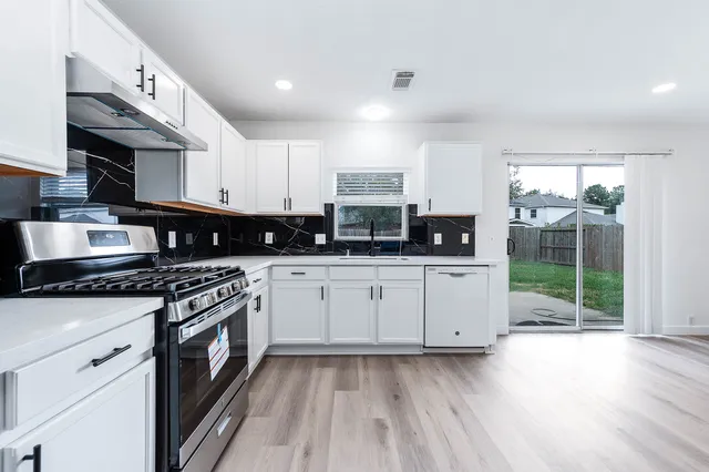 $2,450 | 10218 Dr Peridot Cove, Houston, TX 77095