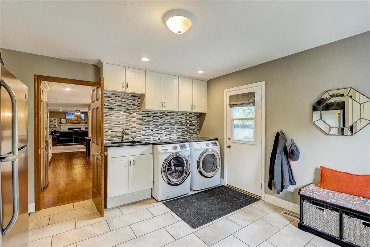 4365 Phyllis Drive Northbrook, IL 60062 - Photo 24 of 55 a utility room with dryer and washer