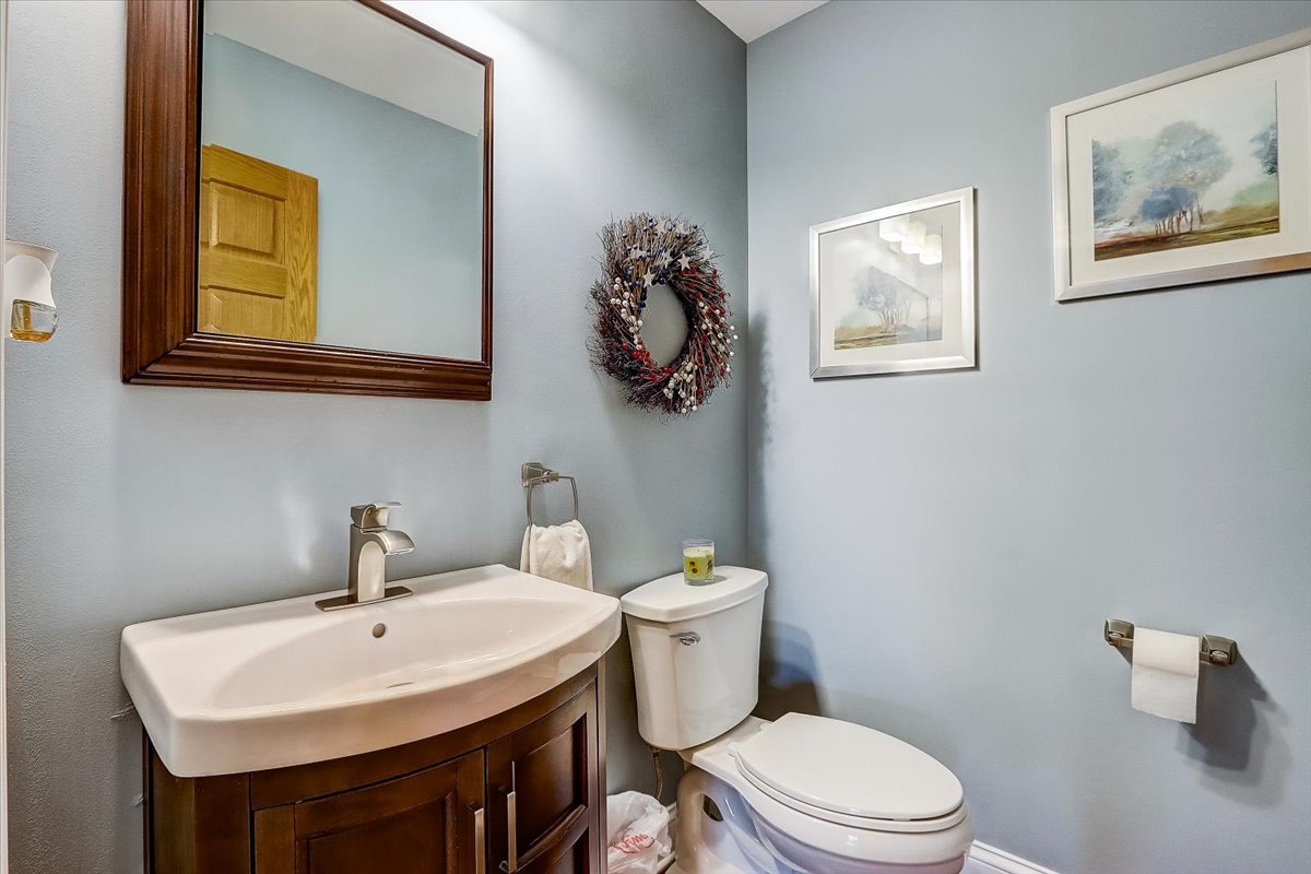 4365 Phyllis Drive Northbrook, IL 60062 - Photo 27 of 55 a bathroom with a toilet a sink and mirror