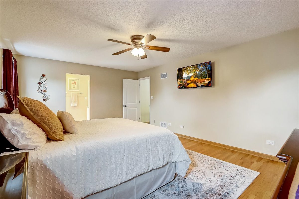 4365 Phyllis Drive Northbrook, IL 60062 - Photo 30 of 55 a bedroom with a bed and a painting on the wall