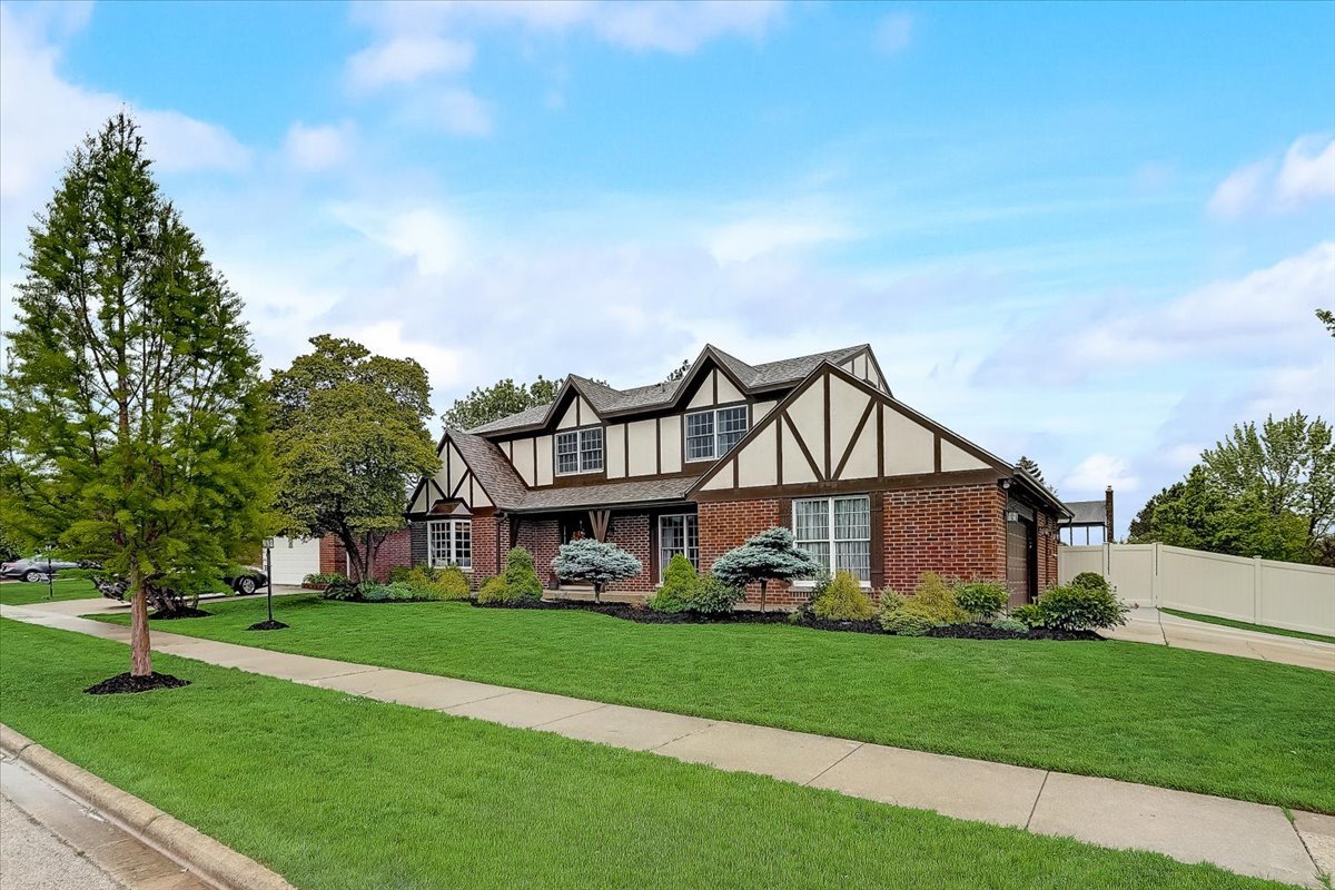 4365 Phyllis Drive Northbrook, IL 60062 - Photo 5 of 55 a front view of a house with a yard