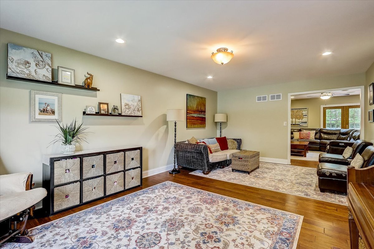 4365 Phyllis Drive Northbrook, IL 60062 - Photo 9 of 55 a living room with furniture