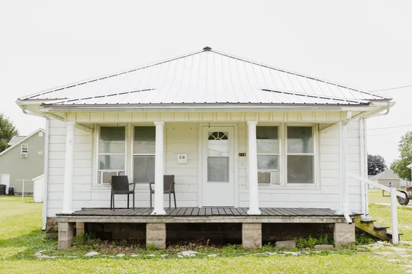 $113,900 | 216 East South Street, Mount Sterling, IL 62353