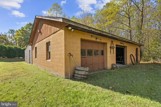 a view of a house with backyard and garden