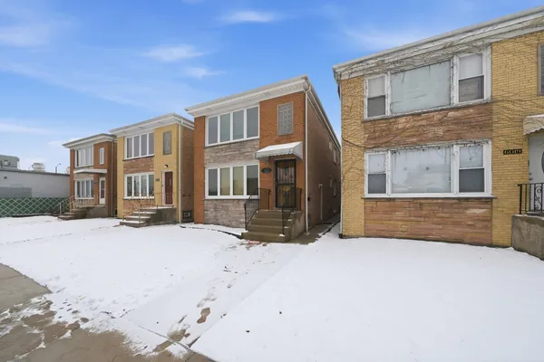$2,450 | 6017 West Montrose Avenue, Unit 2, Chicago, IL 60634