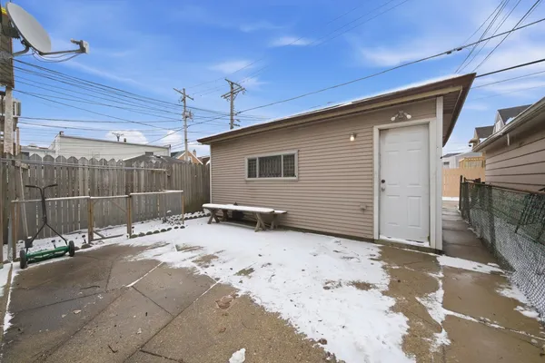 $2,450 | 6017 West Montrose Avenue, Unit 2, Chicago, IL 60634