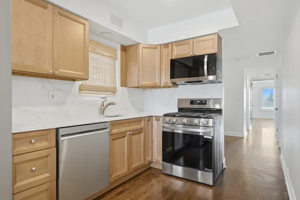 $2,450 | 6017 West Montrose Avenue, Unit 2, Chicago, IL 60634