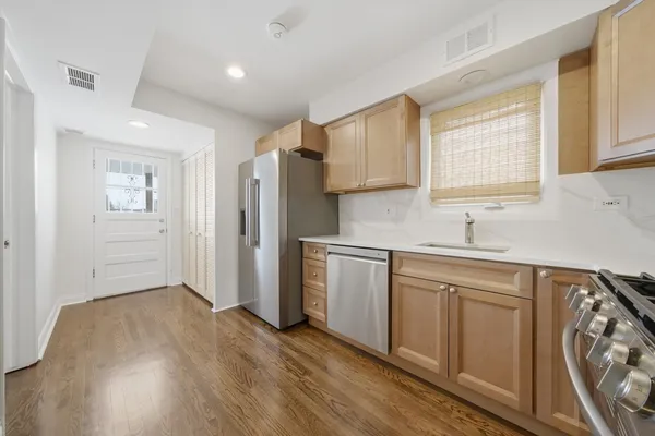 $2,450 | 6017 West Montrose Avenue, Unit 2, Chicago, IL 60634