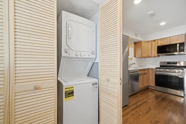 $2,450 | 6017 West Montrose Avenue, Unit 2, Chicago, IL 60634