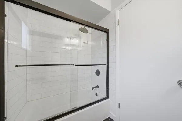 $2,450 | 6017 West Montrose Avenue, Unit 2, Chicago, IL 60634