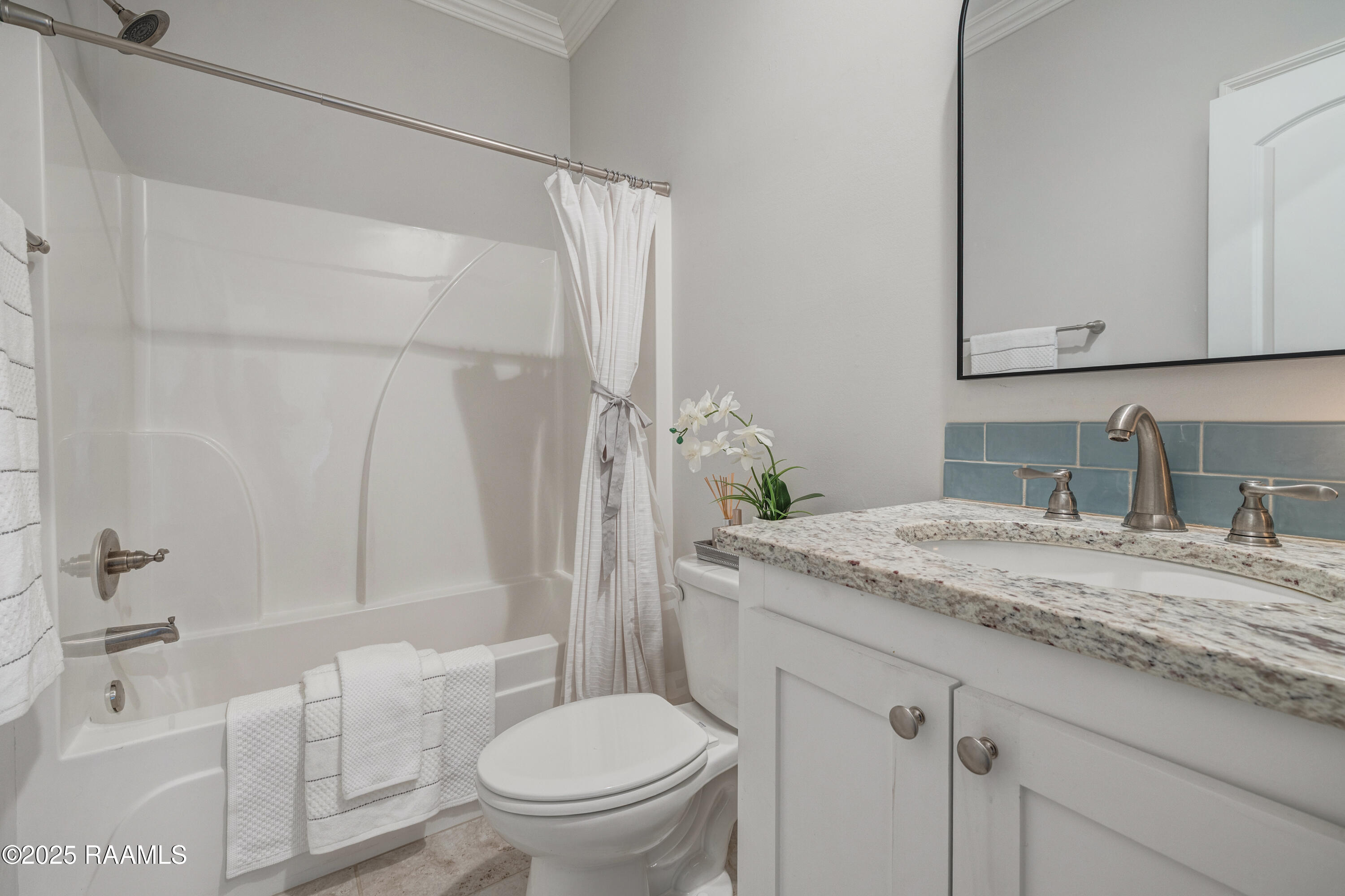 208 Narrow Way Drive Lafayette, LA 70508 - Photo 19 of 37 Guest Bathroom #1