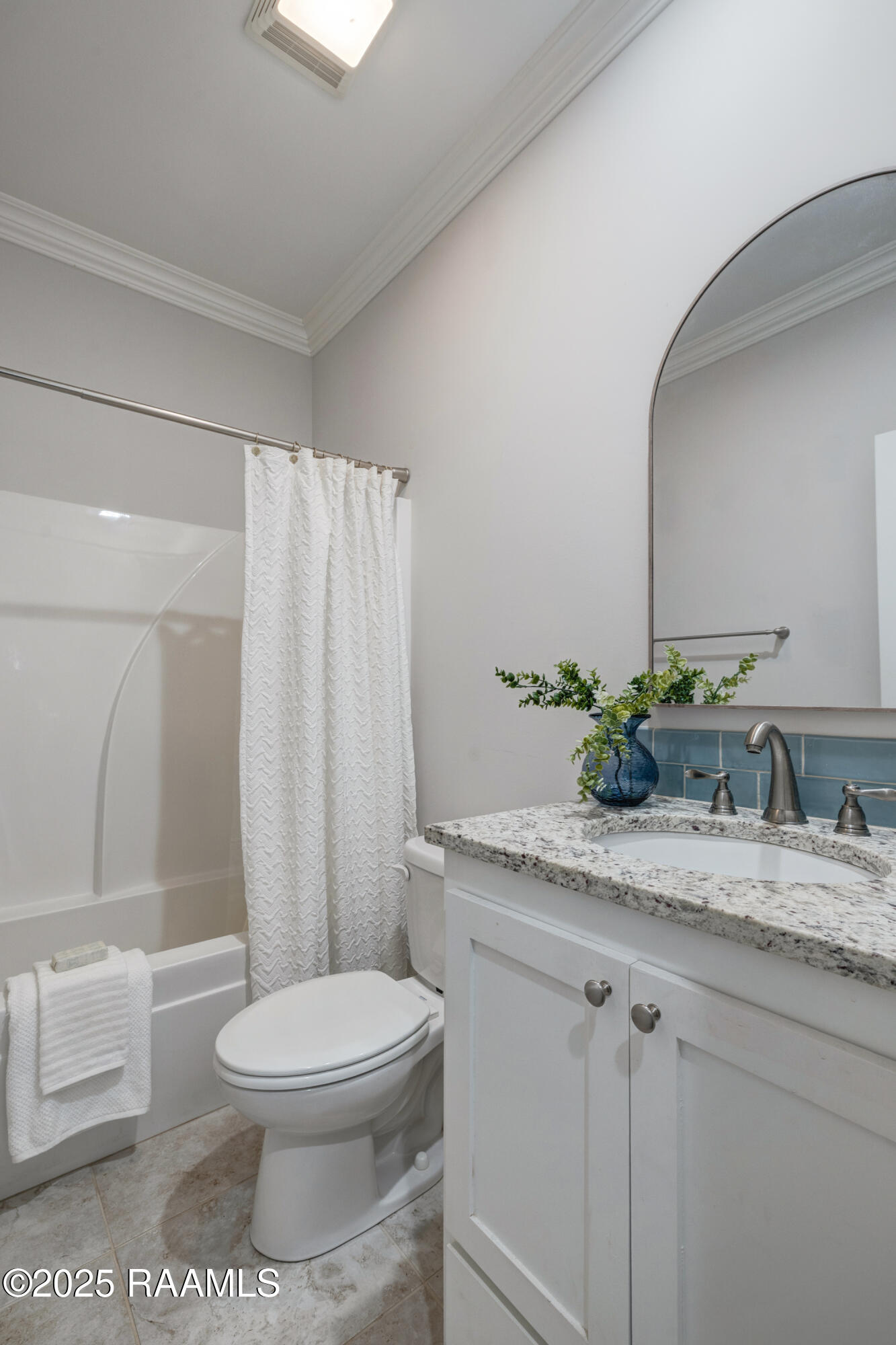 208 Narrow Way Drive Lafayette, LA 70508 - Photo 23 of 37 Guest Bathroom #2
