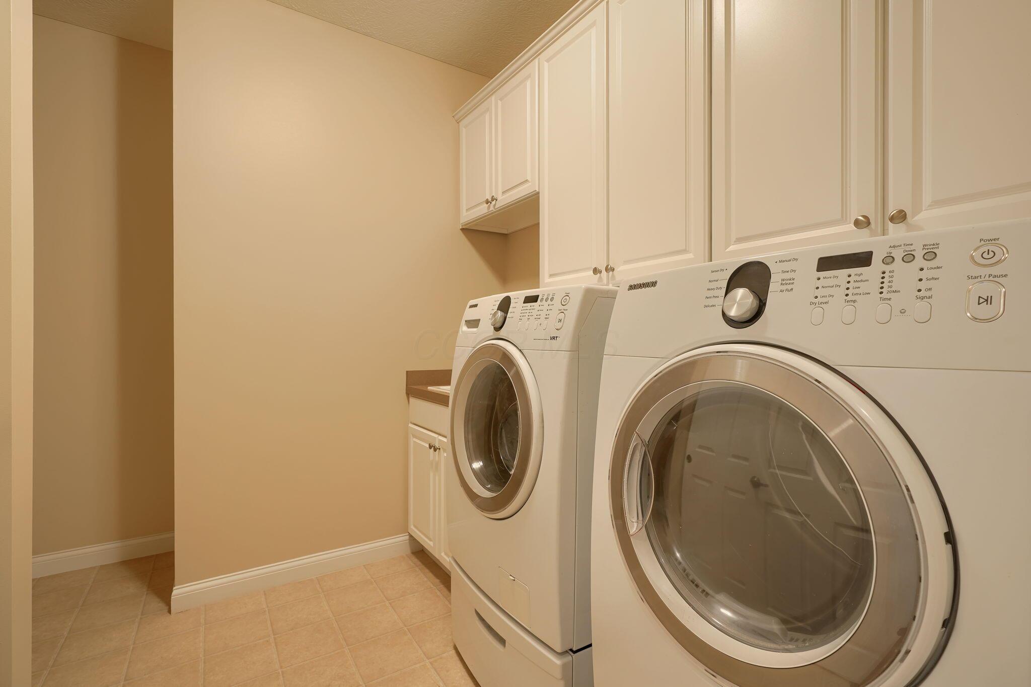6911 Rothwell Street, Unit 5 New Albany, OH 43054 - Photo 30 of 44 Oversized laundry room