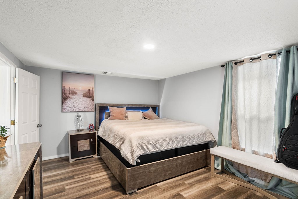 647 West Main Avenue Robstown, TX 78380 - Photo 6 of 16 a bedroom with a bed lamp and a window