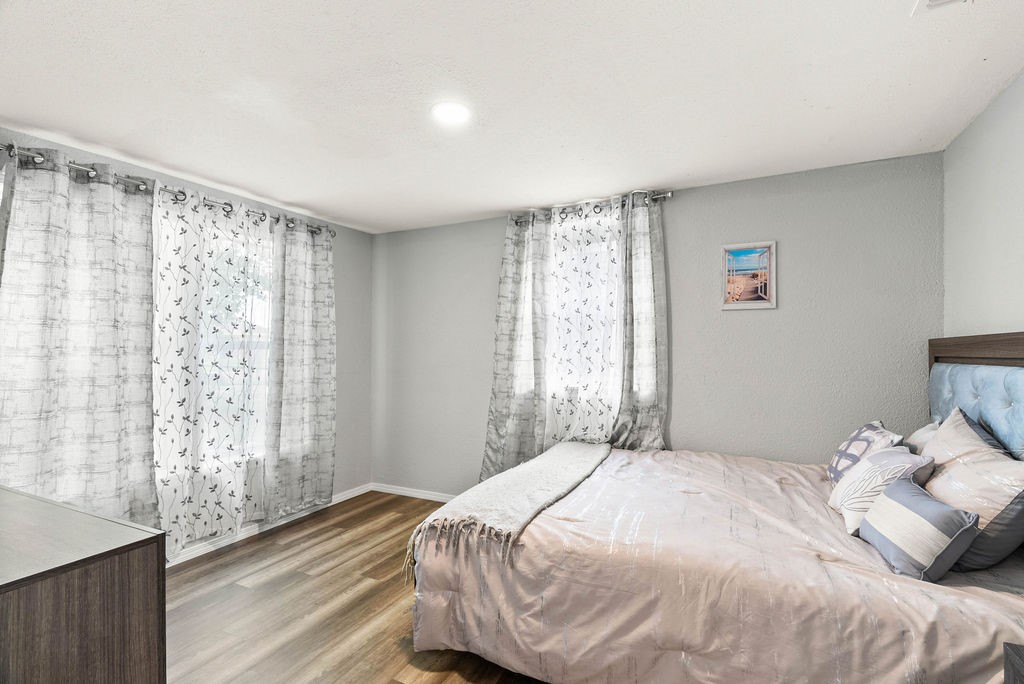 647 West Main Avenue Robstown, TX 78380 - Photo 7 of 16 a bedroom with a bed and a window