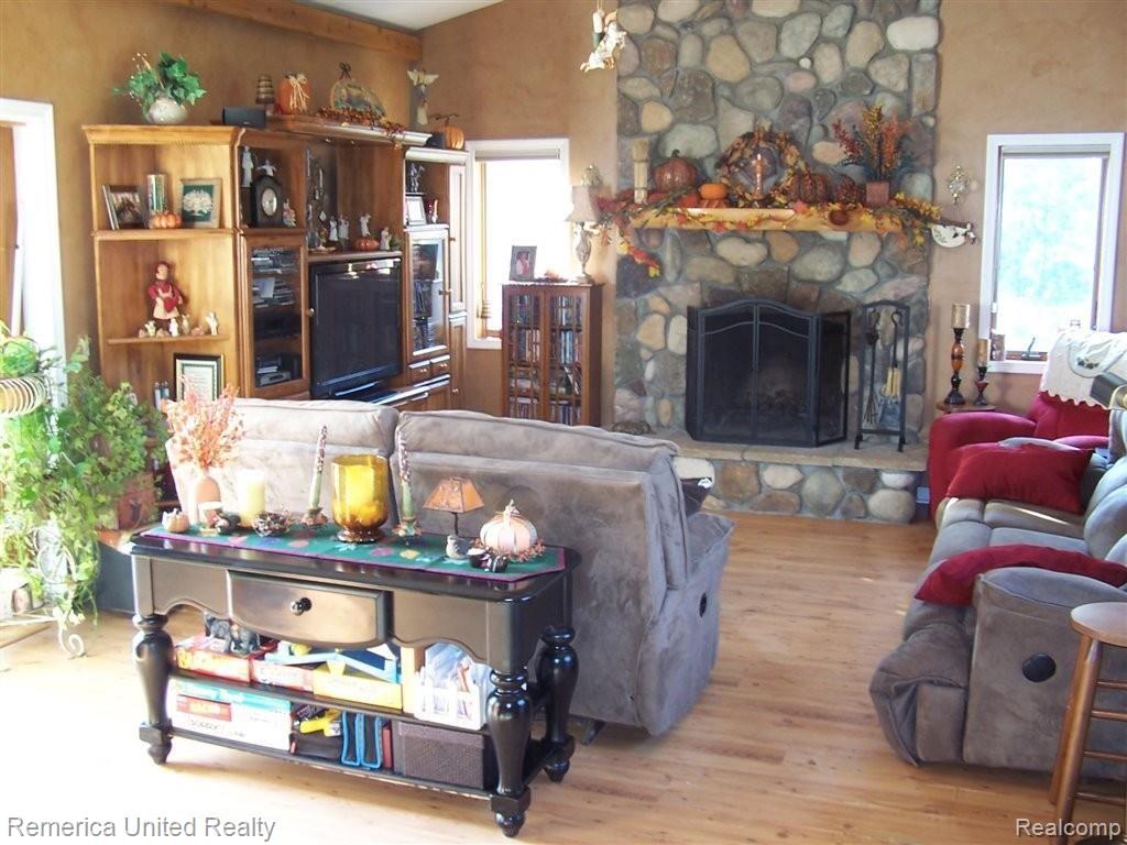23929 Tuck Road Farmington, MI 48336 - Photo 2 of 6 Tuck Great Room.jpg