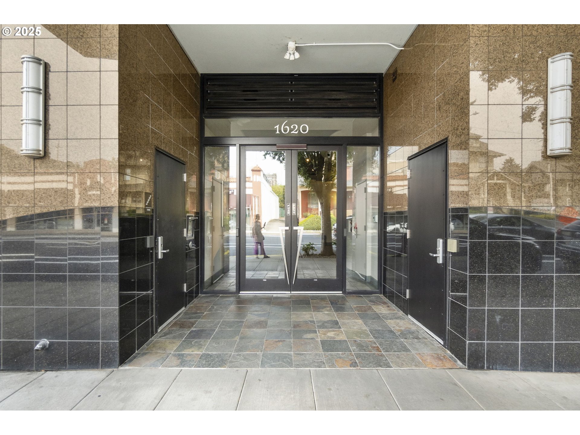 1620 Northeast Broadway, Unit 232 Portland, OR 97232 - Photo 2 of 36