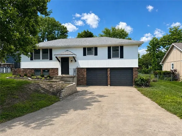 $285,000 | 1603 Chapel Lane, Harrisonville, MO 64701