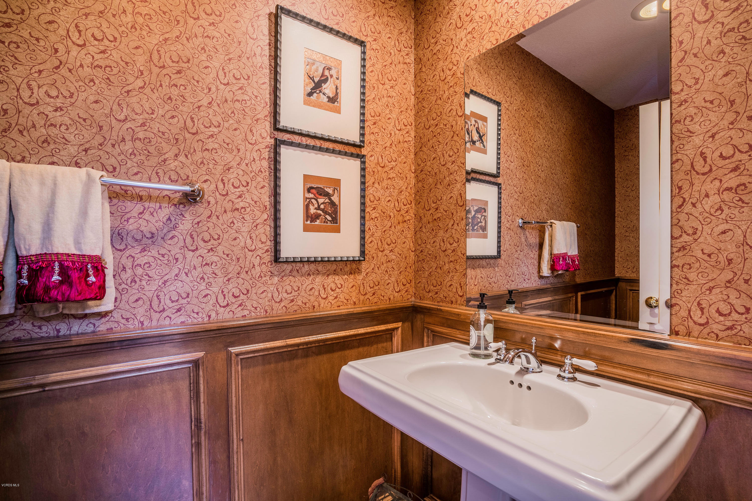 160 Laurel Ridge Drive Simi Valley, CA 93065 - Photo 22 of 45 a bathroom with a sink and a mirror