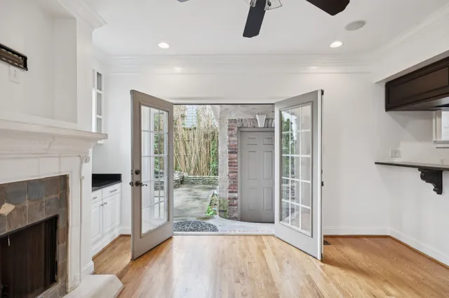 a view of entryway with livingroom