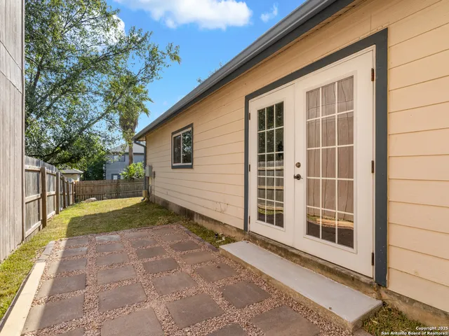 a view of a house with backyard and garden