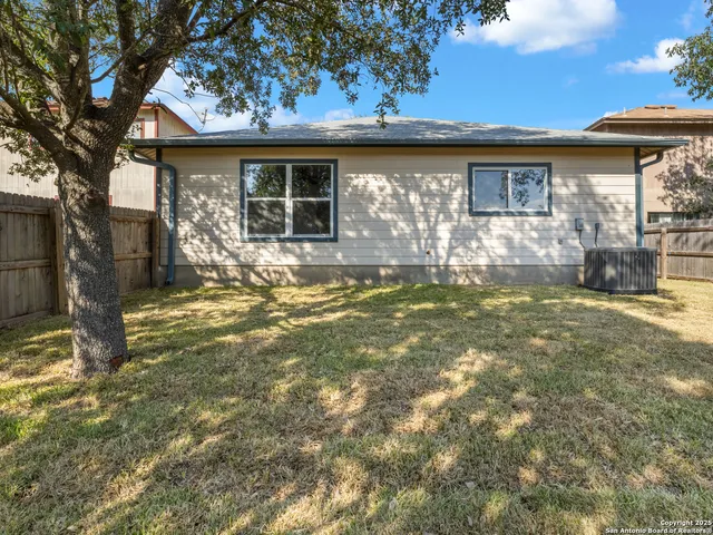a view of a house with backyard