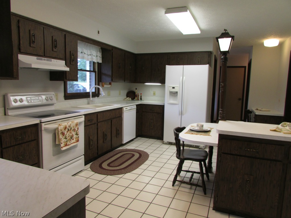 12044 Huntoon Road Painesville, OH 44077 - Photo 3 of 25 Looking for a real Country Kitchen This one is huge!
