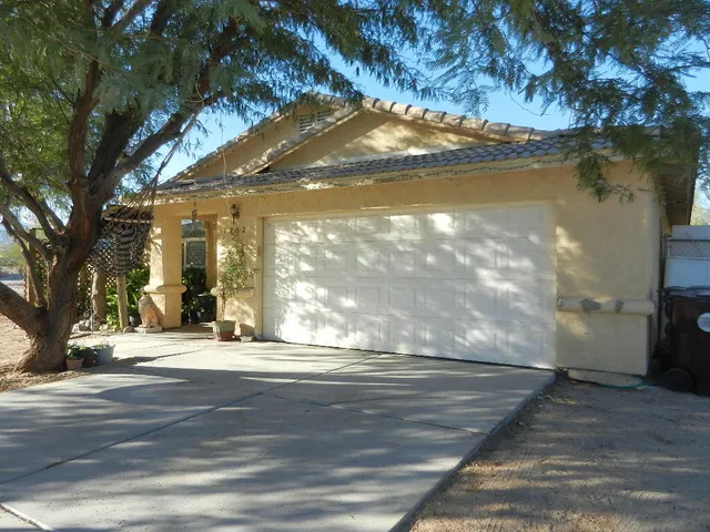 a view of a fountain in the middle of a yard