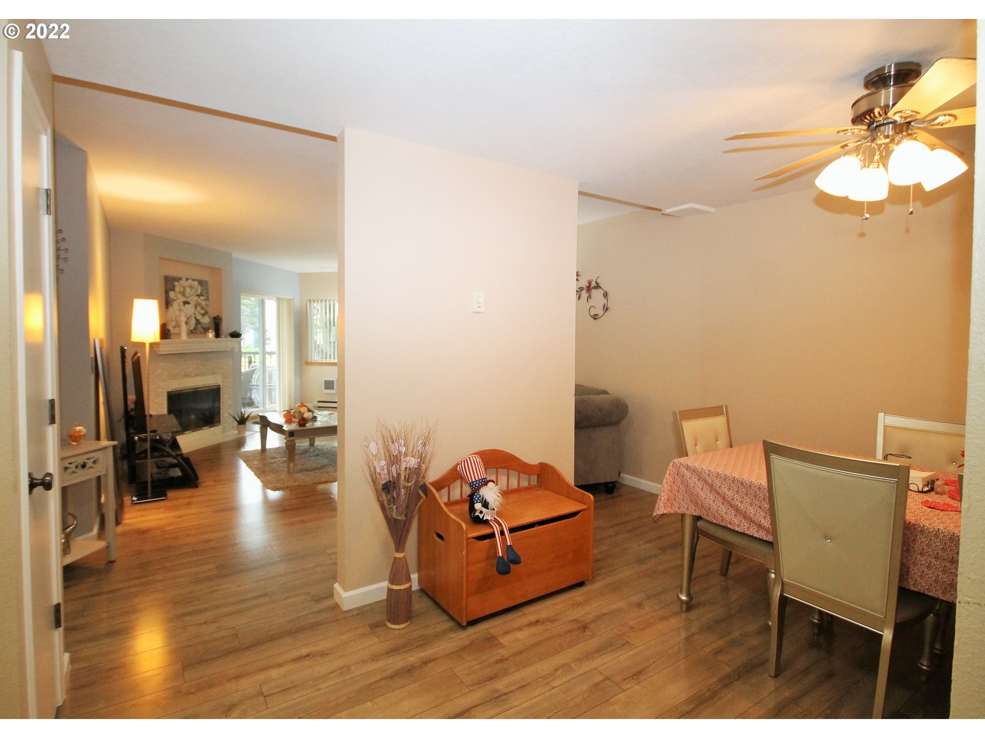 8720 Southwest Tualatin Road, Unit 107 Tualatin, OR 97062 - Photo 9 of 30 a living room with furniture and a table