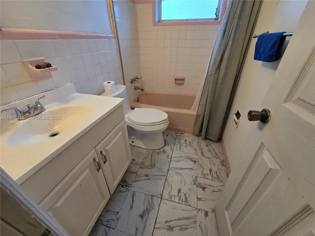 $1,800 | 4211 Northwest 39th Avenue, Unit 4211, Lauderdale Lakes, FL 33309