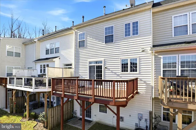 a sign that is sitting on a bench