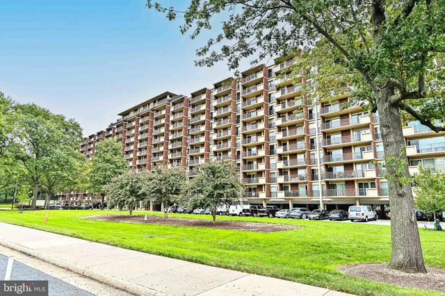 $454,000 | 1300 Army Navy Drive, Unit 117, Arlington, VA 22202