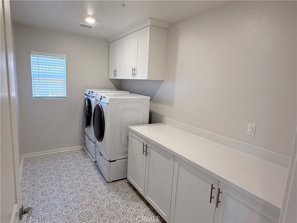 31124 Hanover Lane Menifee, CA 92584 - Photo 41 of 58 a utility room with dryer and washer