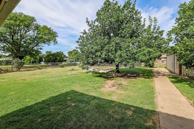 a view of yard with green space