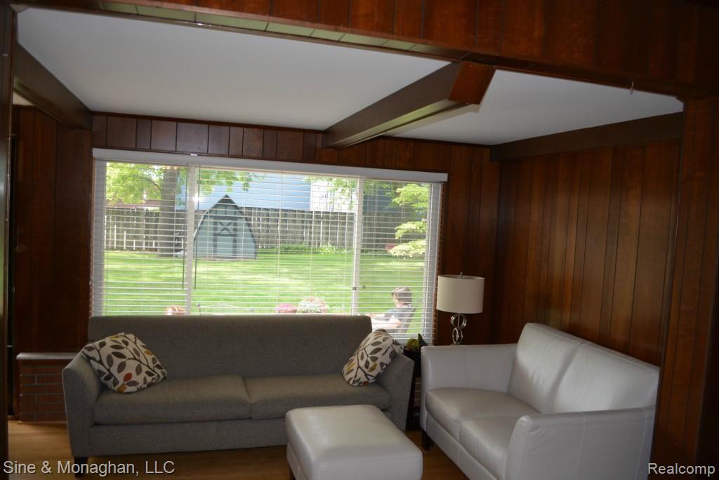 1861 Hawthorne Road Grosse Pointe, MI 48236 - Photo 8 of 21 DSC_0013.jpg