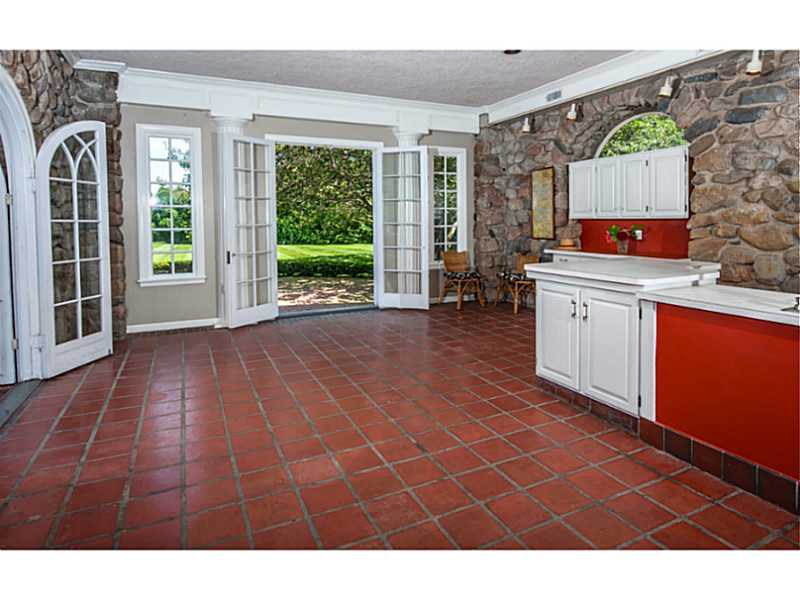 460 Ocean Road Narragansett, RI 02882 - Photo 11 of 23 Kitchen.