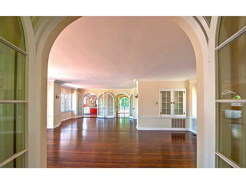 460 Ocean Road Narragansett, RI 02882 - Photo 7 of 23 Living Room.