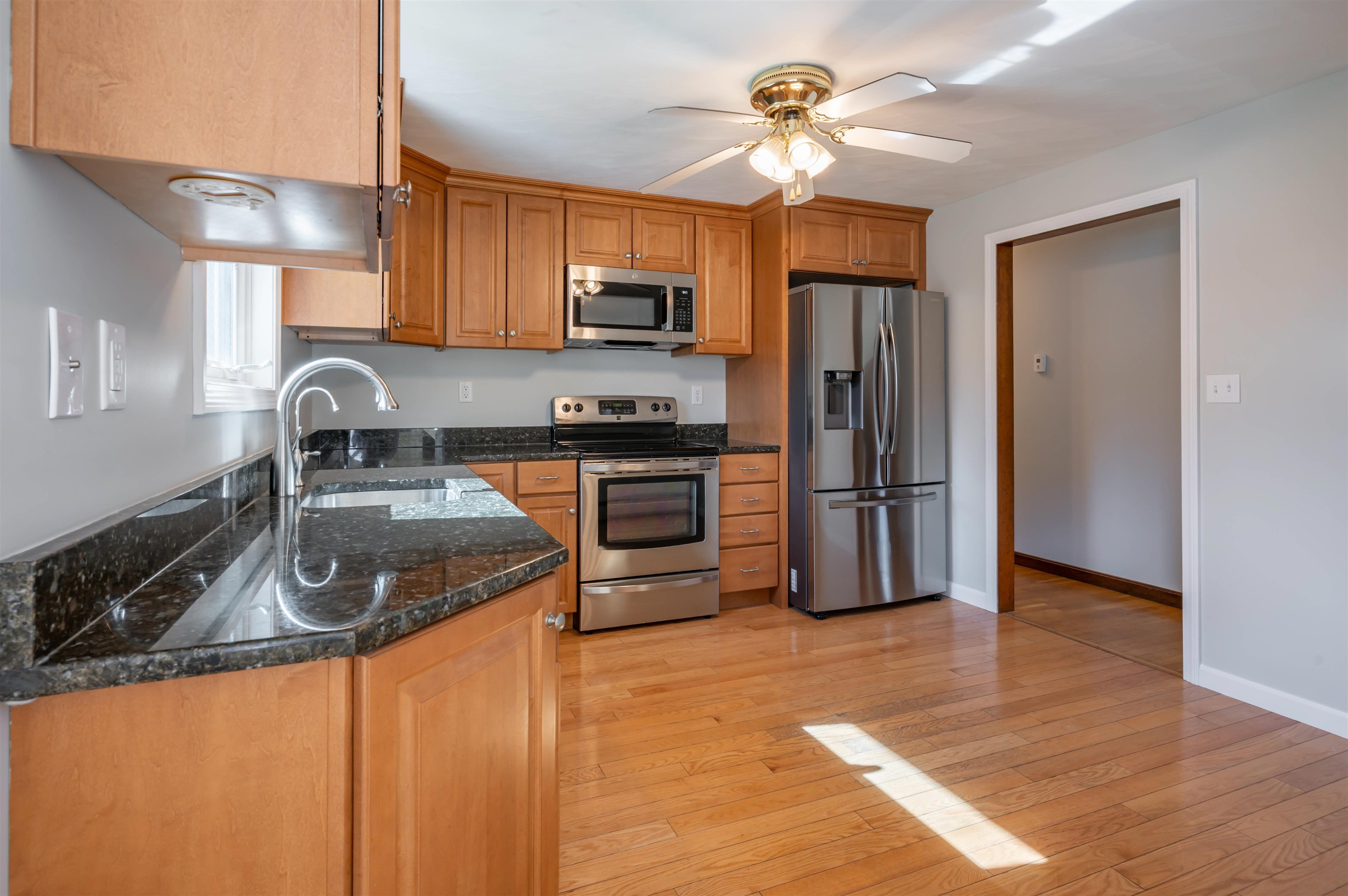 422 Main Dunstable Road Nashua, NH 03062 - Photo 8 of 39